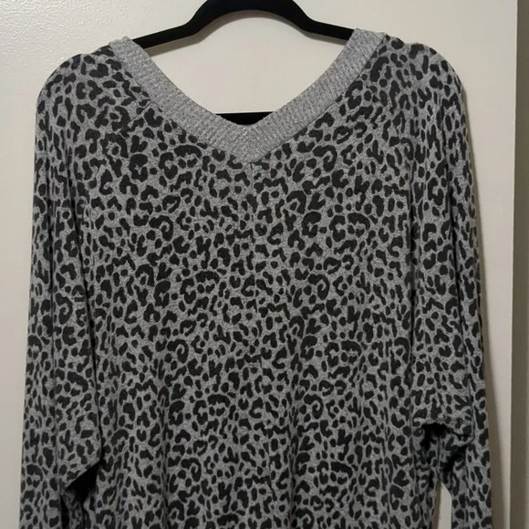 Tempted Hearts Sweater - Picture 6 of 6